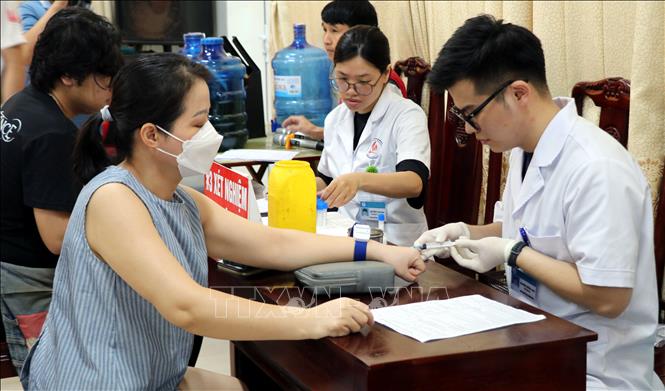 Xét nghiệm máu cho người đăng ký hiến máu. Ảnh: Nguyễn Lành - TTXVN 