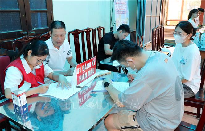 Người dân đăng ký hiến máu tình nguyện tại Bệnh viện Đa khoa Nam Định, tỉnh Ninh Bình. Ảnh: Nguyễn Lành - TTXVN 