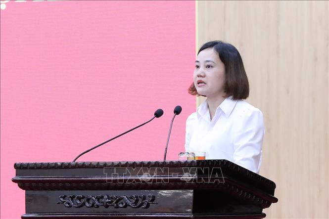Cử tri Đoàn Thị Quý, xã Yên Đồng phát biểu tại buổi tiếp xúc. Ảnh: Đức Phương - TTXVN
