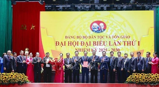 Phó Thủ tướng Mai Văn Chính trao Quyết định chỉ định Ban Chấp hành, Ban Thường vụ, Bí thư, Phó Bí thư Đảng ủy Bộ Dân tộc và Tôn giáo nhiệm kỳ 2025-2030 tại Đại hội. Ảnh: Minh Đức – TTXVN