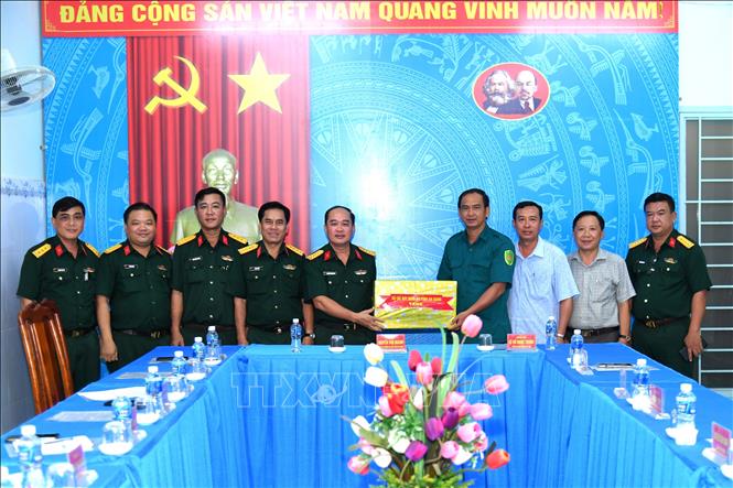 Đại tá Nguyễn Văn Ngành, Chỉ huy trưởng Bộ CHQS tỉnh An Giang, tặng quà cho cán bộ, chiến sĩ Ban CHQS xã An Châu. Ảnh: Văn Sĩ - TTXVN