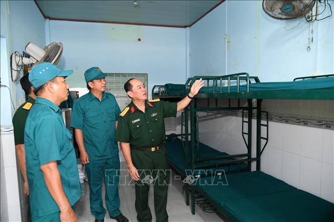 Chỉ huy trưởng Bộ CHQS tỉnh An Giang, Đại tá Nguyễn Văn Ngành, kiểm tra doanh trại Ban CHQS xã An Châu. Ảnh: Văn Sĩ - TTXVN