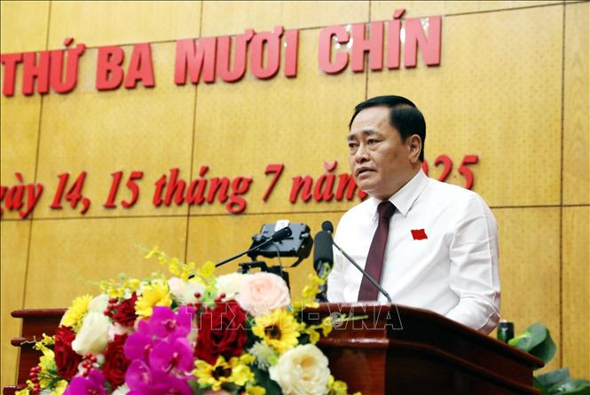 Chủ tịch UBND tỉnh Lạng Sơn Hồ Tiến Thiệu báo cáo kết quả phát triển kinh tế - xã hội 6 tháng đầu năm 2025 tại kỳ họp. Ảnh: Văn Đạt - TTXVN