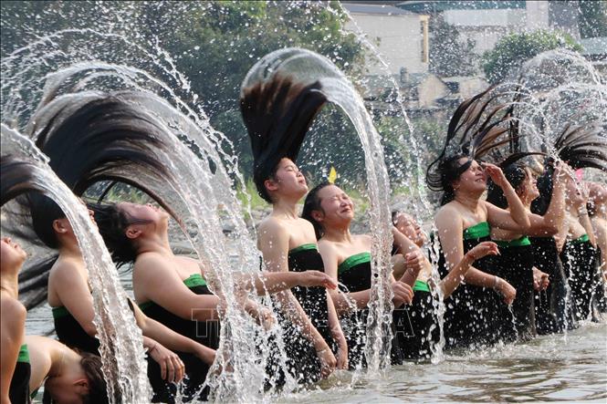 Tục gội đầu của người Thái trắng được tái hiện lại trong Lễ hội Then Kin Pang ở xã Khổng Lào, tỉnh Lai Châu. Ảnh: Nguyễn Oanh-TTXVN.