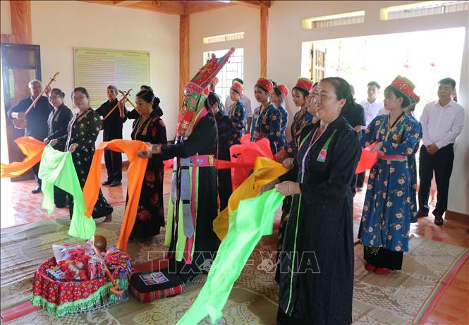 Tái hiện sinh hoạt dân gian lễ cúng Then trong lễ hội Then Kin Pang của người Thái trắng ở khu vực Mường So, Khổng Lào, Lai Châu. Ảnh: Nguyễn Oanh-TTXVN.