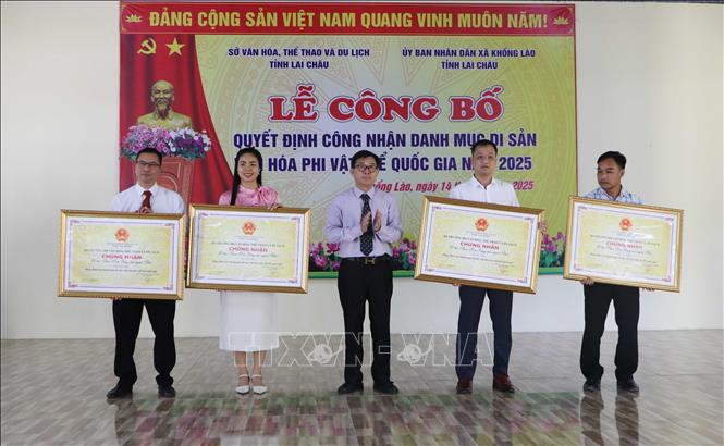 Cục Di sản văn hoá trao trao chứng nhận Di sản văn hoá phi vật thể Quốc gia Lễ hội Then Kin Pang dân tộc Thái, tỉnh Lai Châu. Ảnh: Nguyễn Oanh-TTXVN.