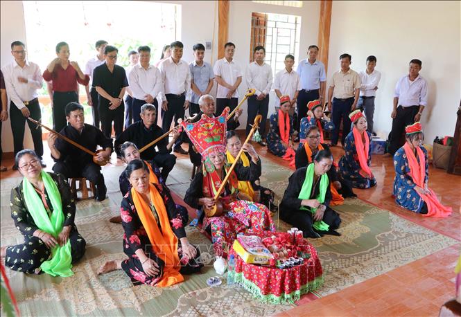 Tái hiện sinh hoạt dân gian lễ cúng Then trong lễ hội Then Kin Pang của người Thái trắng ở khu vực Mường So, Khổng Lào, Lai Châu. Ảnh: Nguyễn Oanh-TTXVN.