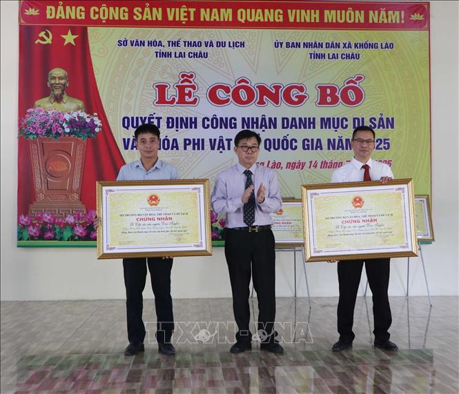 Cục Di sản văn hoá trao trao chứng nhận Di sản văn hoá phi vật thể Quốc gia Lễ Cấp sắc của người Dao Tuyển. Ảnh: Nguyễn Oanh-TTXVN.