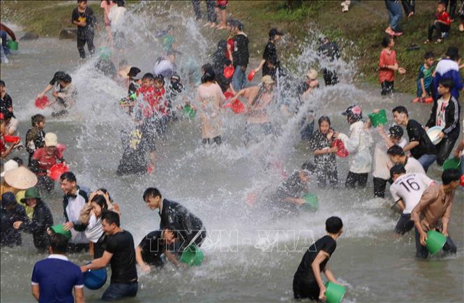 Người dân vui chơi té nước tại Lễ hội Then Kin Pang ở xã Khổng Lào, tỉnh Lai Châu. Ảnh: Nguyễn Oanh-TTXVN.