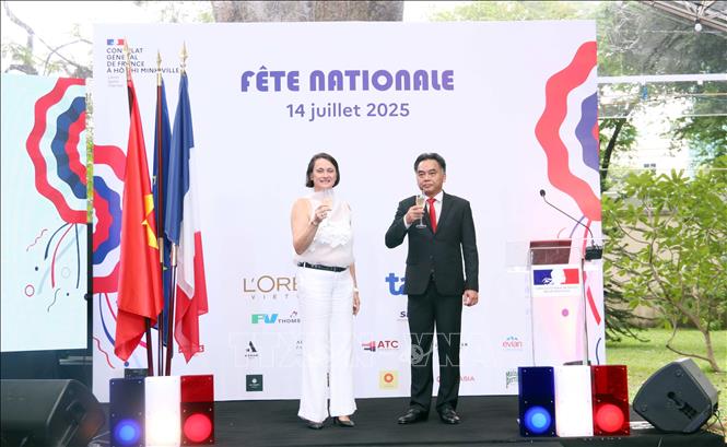 Phó Chủ tịch UBND Thành phố Hồ Chí Minh Nguyễn Lộc Hà và bà Emmanuelle Pavillon-Grosser, Tổng lãnh sự Pháp tại Thành phố Hồ Chí Minh, cùng nâng ly chúc mừng kỷ niệm Quốc khánh Pháp. Ảnh: Xuân Khu-TTXVN