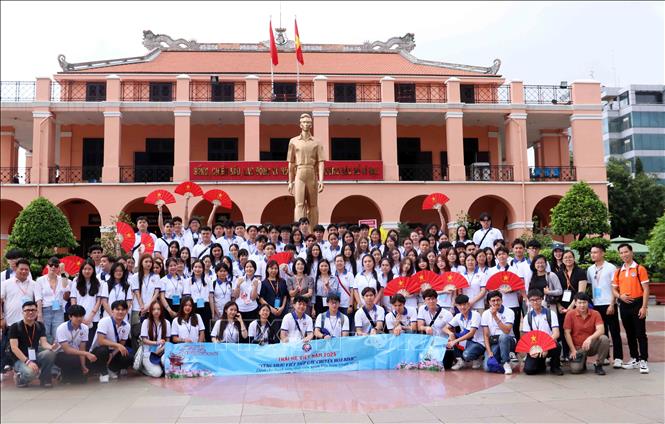 Các đại biểu thanh thiếu niên kiều bào tham dự Trại hè Việt Nam 2025 tham quan Bến Nhà Rồng, Thành phố Hồ Chí Minh. Ảnh: Xuân Khu-TTXVN