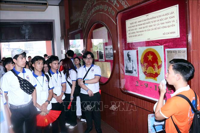 Các đại biểu thanh thiếu niên kiều bào tham dự Trại hè Việt Nam 2025 nghe giới thiệu về lịch sử đấu tranh giành độc lập dân tộc tại Bảo tàng Hồ Chí Minh, chi nhánh Thành phố Hồ Chí Minh. Ảnh: Xuân Khu-TTXVN