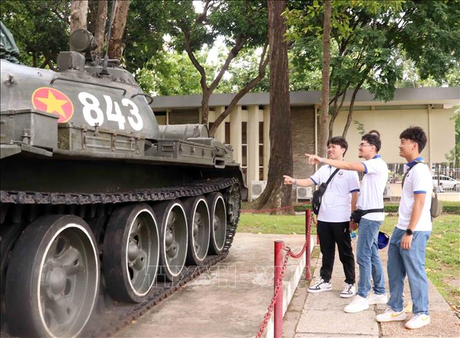 Các đại biểu thanh thiếu niên kiều bào tham quan xe tăng 843 đặt tại khuôn viên Hội trường Thống Nhất, Thành phố Hồ Chí Minh. Ảnh: Xuân Khu-TTXVN