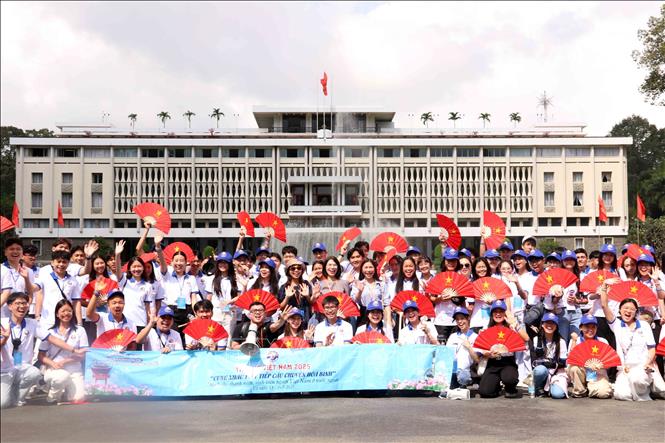 Các đại biểu thanh thiếu niên kiều bào tham dự Trại hè Việt Nam 2025 tham quan Hội trường Thống Nhất, Thành phố Hồ Chí Minh. Ảnh: Xuân Khu-TTXVN