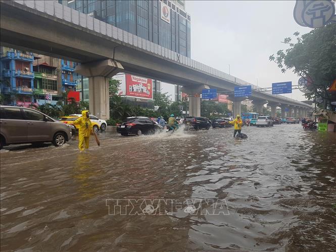 Phố Nguyễn Trãi ngập diện rộng đang được cơ quan chức năng khẩn trương xử lý thoát nước. Ảnh: Tuấn Anh - TTXVN
