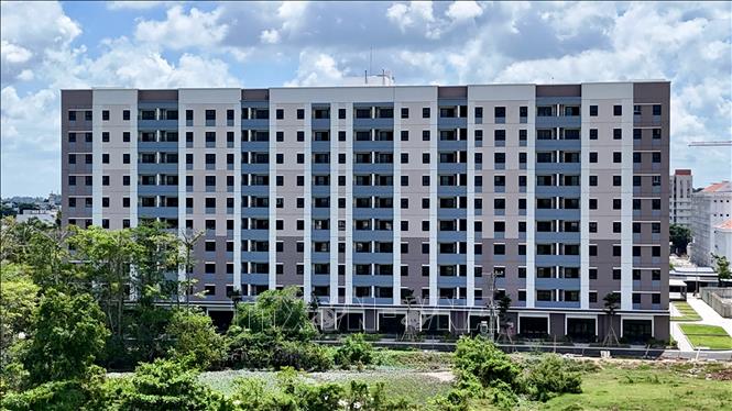 Tòa T3, chung cư Golden City, An Giang nơi cư dân phản ánh khu vực thang máy tầng B1 ngập rác thải sinh hoạt nhưng không được thu gom. Ảnh: Thanh Sang -TTXVN
