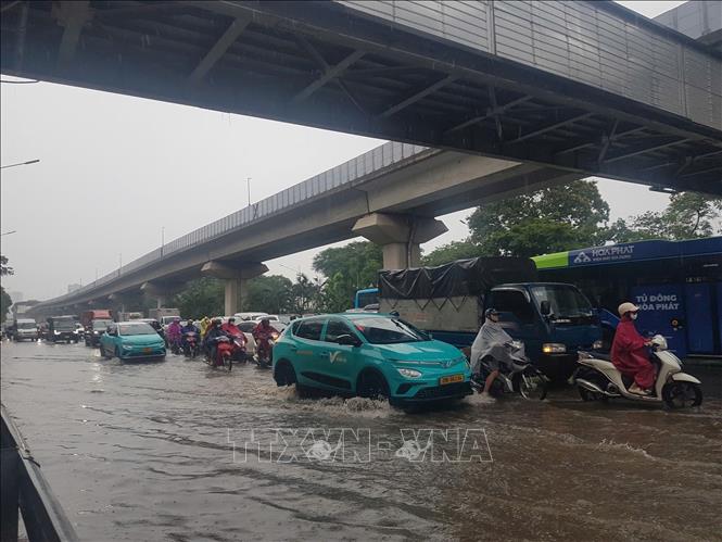 Ngập trên phố Nguyễn Trãi ảnh hưởng đến di chuyển của các phương tiện. Ảnh: Tuấn Anh - TTXVN
