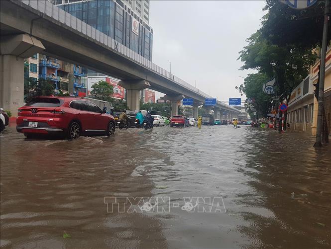Ngập trên phố Nguyễn Trãi ảnh hưởng đến di chuyển của các phương tiện. Ảnh: Tuấn Anh - TTXVN