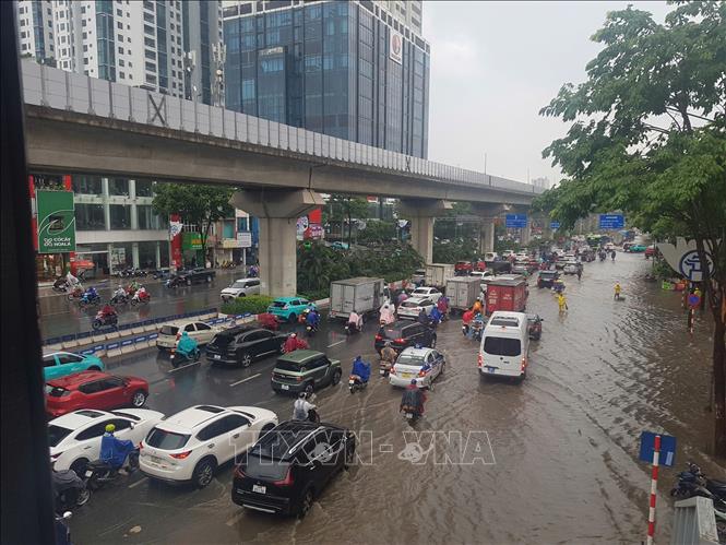 Ngập trên phố Nguyễn Trãi ảnh hưởng đến di chuyển của các phương tiện. Ảnh: Tuấn Anh - TTXVN
