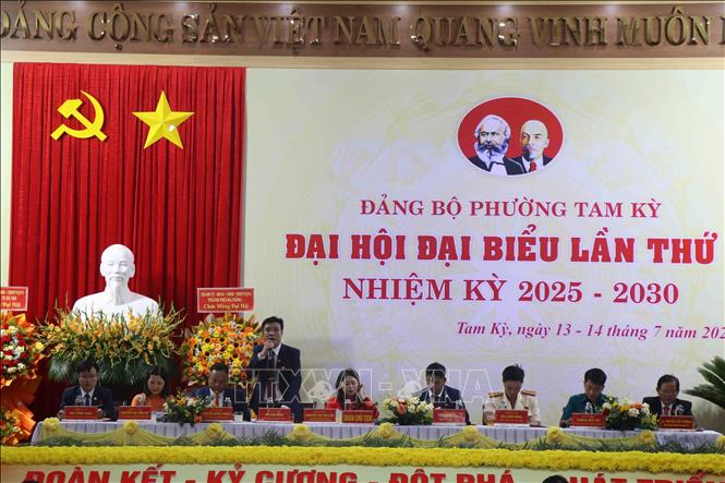 Đoàn Chủ tịch điều hành Đại hội Đảng bộ phường Tam Kỳ, thành phố Đà Nẵng, nhiệm kỳ 2025-2030. Ảnh: Đoàn Hữu Trung - TTXVN