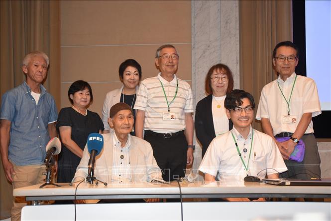 Hai người ngồi hàng trên là cụ Fumiyaki Kajiya, một hibakusha tại Hiroshoma, và anh Haruki Okimoto, một denshosha, đã đồng hành để cùng lưu giữ lại những ký ức về thảm kịch bom nguyên tử. Ảnh: Nguyễn Tuyến – PV TTXVN tại Nhật Bản