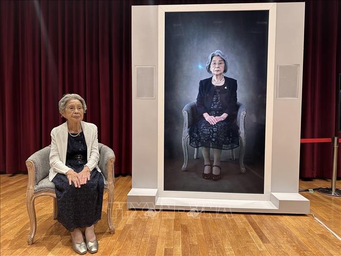 Cụ Yoshiko Kajimoto, một hibakusha của Hiroshima, cùng với phiên bản AI của mình, trong buổi trình diễn hệ thống AI đối thoại dựa trên ký ức thật. Ảnh: Nguyễn Tuyến – PV TTXVN tại Nhật Bản

