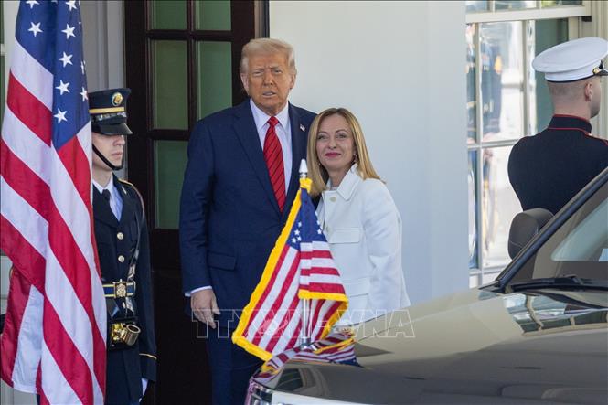 Tổng thống Mỹ Donald Trump (giữa, trái) đón Thủ tướng Italy Giorgia Meloni (giữa, phải) tới Washington DC., để thảo luận về vấn đề thuế quan, ngày 17/4/2025. Ảnh: THX/TTXVN 