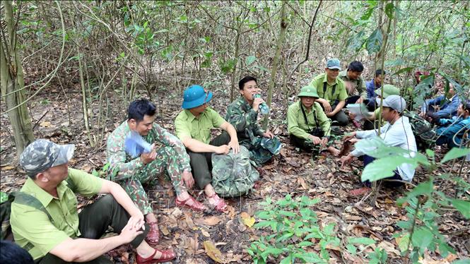 Phút nghỉ ngơi của tổ tuần tra, kiểm soát rừng tại Vườn quốc gia Phong Nha - Kẻ Bàng. Ảnh: Tá Chuyên -  TTXVN
