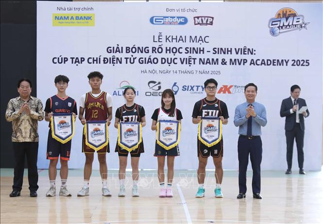 Ban tổ chức trao cờ lưu niệm cho các đội bóng. Ảnh: Thành Phương - TTXVN