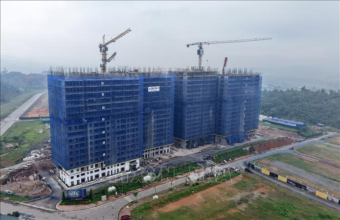 Khu chung cư cho người thu nhập thấp Golden Square do liên danh Công ty Cổ phần Đông Á Golden Square và Công ty Cổ phần Foodinco Quy Nhơn là nhà đầu tư thực hiện, với tổng mức đầu tư hơn 2.085 tỉ đồng khi hoàn thành sẽ cung cấp khoảng 2.192 căn hộ, sức chứa khoảng 5.589 người. Ảnh: Quốc Khánh - TTXVN