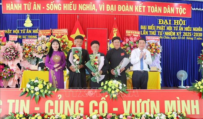 Phó Bí thư Tỉnh ủy, Trưởng đoàn Đại biểu Quốc hội, Chủ tịch Uỷ ban MTTQ Việt Nam tỉnh An Giang Trần Thị Thanh Hương (trái) và Phó Chủ tịch UBND tỉnh An Giang Lê Trung Hồ (phải) tặng hoa chúc mừng các vị Thường trực Ban Trị sự Trung ương Phật hội Tứ Ân Hiếu Nghĩa nhiệm kỳ 2025-2030. Ảnh: Công Mạo-TTXVN