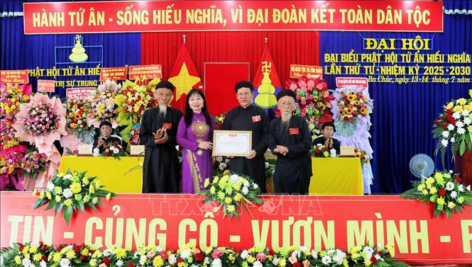 Phó Bí thư Tỉnh ủy, Trưởng đoàn ĐBQH, Chủ tịch Uỷ ban MTTQ Việt Nam tỉnh An Giang Trần Thị Thanh Hương trao bằng khen cho Trị sự Trung ương Phật hội Tứ Ân Hiếu Nghĩa. Ảnh: Công Mạo-TTXVN