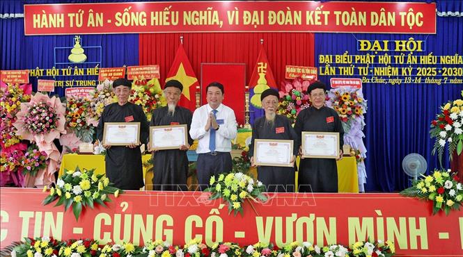 Phó Chủ tịch UBND tỉnh An Giang Lê Trung Hồ trao Bằng khen cho các thành viên trong Trị sự Trung ương Phật hội Tứ Ân Hiếu Nghĩa có thành tích xuất sắc trong thời gian qua. Ảnh: Công Mạo-TTXVN