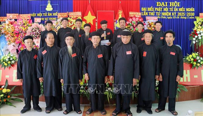 Ban Trị sự Trung ương Phật hội Tứ Ân Hiếu Nghĩa nhiệm kỳ 2025 - 2030 ra mắt Đại hội. Ảnh: Công Mạo-TTXVN