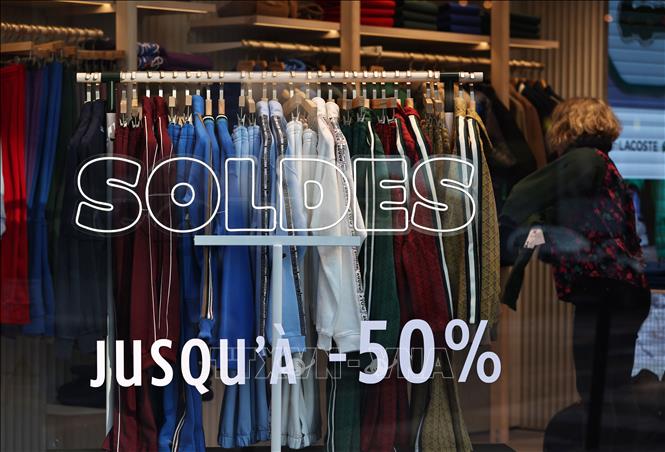 Quần áo được bán hạ giá tại Paris, Pháp. Ảnh: THX/TTXVN