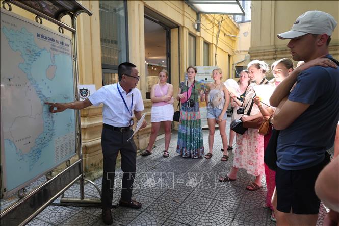 International visitors listen to a tour guide’s introduction about the Museum of Cham Sculpture in Da Nang. VNA Photo: Kha Phạm 