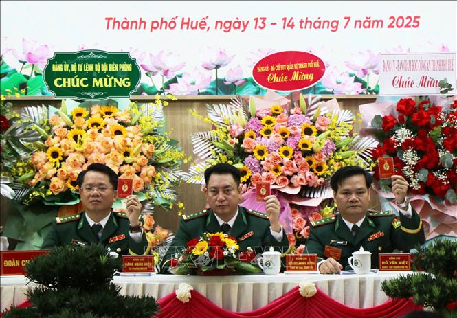 Đoàn Chủ tịch biểu quyết thông các nội dung quan trọng tại Đại hội. Ảnh: Mai Trang - TTXVN