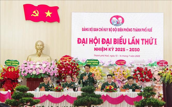 Đoàn Chủ tịch biểu quyết thông các nội dung quan trọng tại Đại hội. Ảnh: Mai Trang - TTXVN