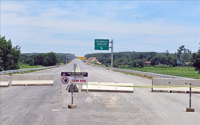 Chủ đầu tư, đơn vị thi công đặt biển cấm và rào chắn trên cao tốc Vạn Ninh- Cam Lộ tại khu vực cầu vượt Tam Hiệp, xã Hiếu Giang, tỉnh Quảng Trị . Ảnh: TTXVN phát