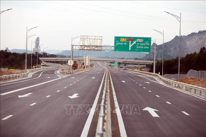 Dự án cao tốc đường bộ đoạn Vạn Ninh - Cam Lộ đi qua tỉnh Quảng Trị dự kiến đưa vào khai thác ngày 19/8/2025. Ảnh: TTXVN phát