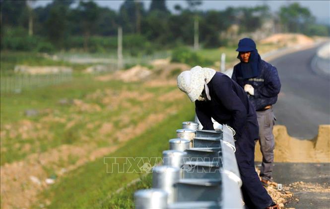 Công nhân đang gấp rút hoàn thiện các hạng mục cuối cùng tại Dự án cao tốc đường bộ đoạn Vạn Ninh - Cam Lộ đi qua tỉnh Quảng Trị. Ảnh: TTXVN phát