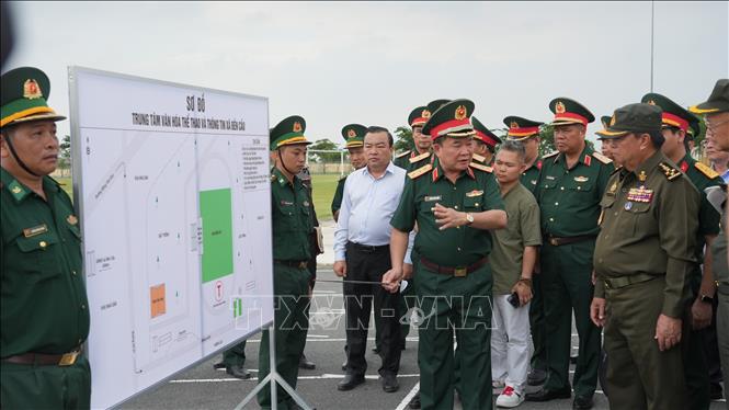 Thượng tướng Hoàng Xuân Chiến, Thứ trưởng Bộ Quốc phòng chỉ đạo các phương án chuẩn bị Giao lưu hữu nghị Quốc phòng biên giới Việt Nam - Campuchia lần thứ hai tại xã Bến Cầu, tỉnh Tây Ninh. Ảnh: Minh Phú - TTXVN