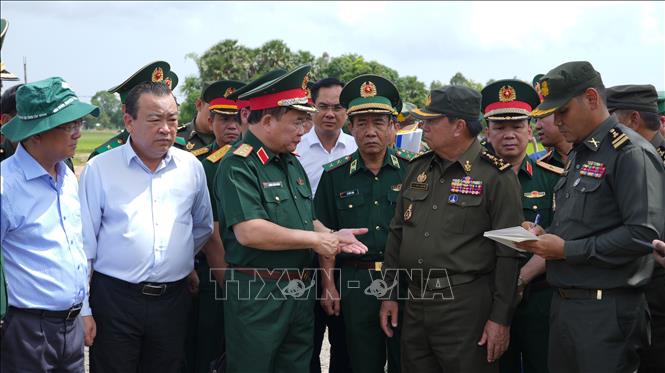 Thượng tướng Hoàng Xuân Chiến, Thứ trưởng Bộ Quốc phòng (thứ 3 bên trái) cùng Đại tướng Eth Sarath, Phó Tổng Tư lệnh Quân đội Hoàng gia Campuchia (thứ 2 bên phải) trao đổi kế hoạch xây dựng công trình hữu nghị Trường tiểu học Sang Sovanna tại huyện Svay Teap, tỉnh Svay Riêng (Campuchia). Ảnh: Minh Phú – TTXVN