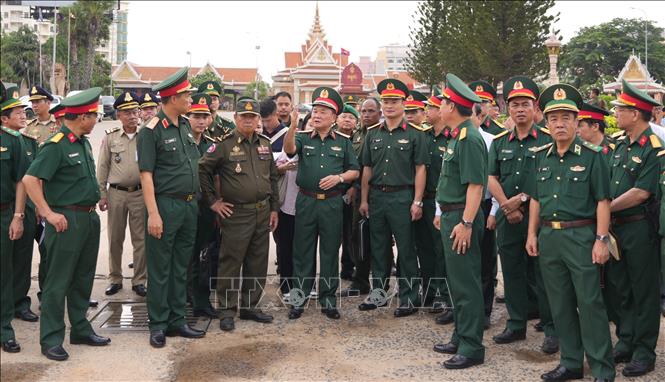 Đoàn công tác của Bộ Quốc phòng khảo sát và chỉ đạo triển khai các phương án tổ chức Giao lưu hữu nghị Quốc phòng biên giới Việt Nam - Campuchia lần thứ hai tại khu vực cửa khẩu quốc tế Ba Vet (Campuchia). Ảnh: Minh Phú – TTXVN