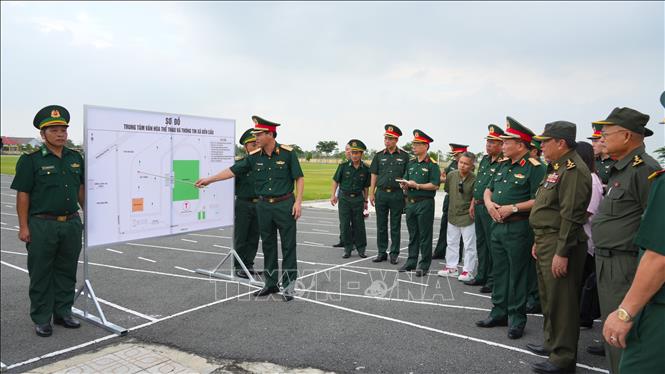 Lãnh đạo Ban chỉ huy Bộ đội Biên phòng tỉnh Tây Ninh báo cáo các phương án tổ chức Giao lưu hữu nghị Quốc phòng biên giới Việt Nam – Campuchia tại thực địa. Ảnh: Minh Phú – TTXVN 