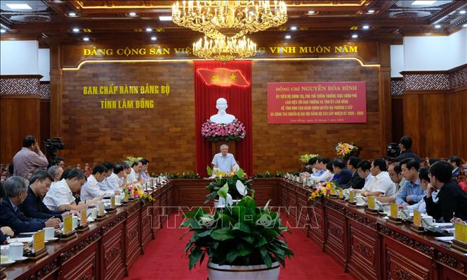 Ủy viên Bộ Chính trị, Phó Thủ tướng Thường trực Nguyễn Hòa Bình phát biểu chỉ đạo tại buổi làm việc với Ban thường vụ Tỉnh ủy Lâm Đồng tối 14/7. Ảnh: Nguyễn Dũng – TTXVN