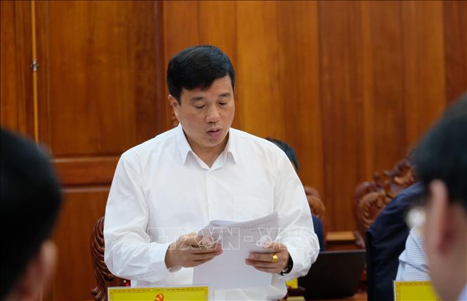 Ông Y Thanh Hà Niê Kđăm, Bí thư Tỉnh ủy Lâm Đồng báo cáo với đoàn công tác những kết quả mà địa phương đã đạt được sau nửa tháng đi vào vận hành chính quyền địa phương 2 cấp. Ảnh: Nguyễn Dũng – TTXVN