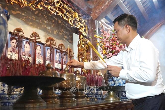 Lãnh đạo tỉnh Quảng Trị dâng hương tưởng niệm các Anh hùng liệt sĩ tại 