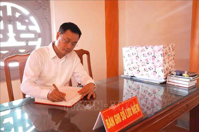 Ông Lê Ngọc Quang, Bí thư Tỉnh ủy Quảng Trị ghi sổ lưu niệm tại Đền tưởng niệm Anh hùng liệt sĩ Trường Sơn, trọng điểm Cà Roòng - ATP. Ảnh: TTXVN phát