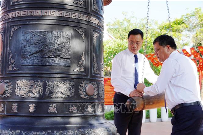 Bí thư Tỉnh ủy Quảng Trị Lê Ngọc Quang và Chủ tịch UBND tỉnh Trần Phong thực hiện nghi thức thỉnh chuông tại Đền thờ Bác Hồ và các Anh hùng liệt sĩ tỉnh. Ảnh: TTXVN phát
